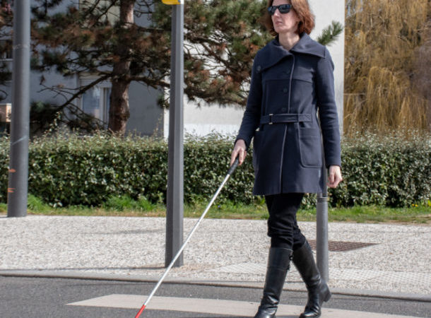 Une femme aveugle traverse la rue grâce à aBeacon