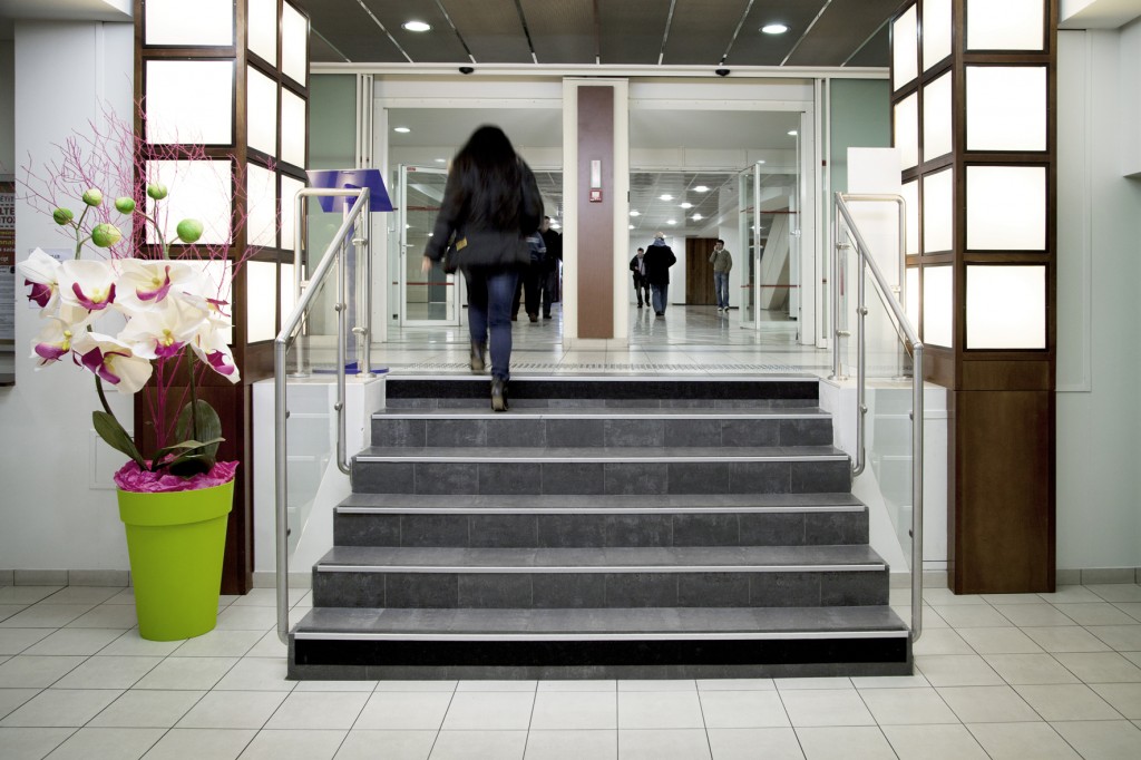Mairie de Nanterre avec des escaliers aux normes d'accessibilité