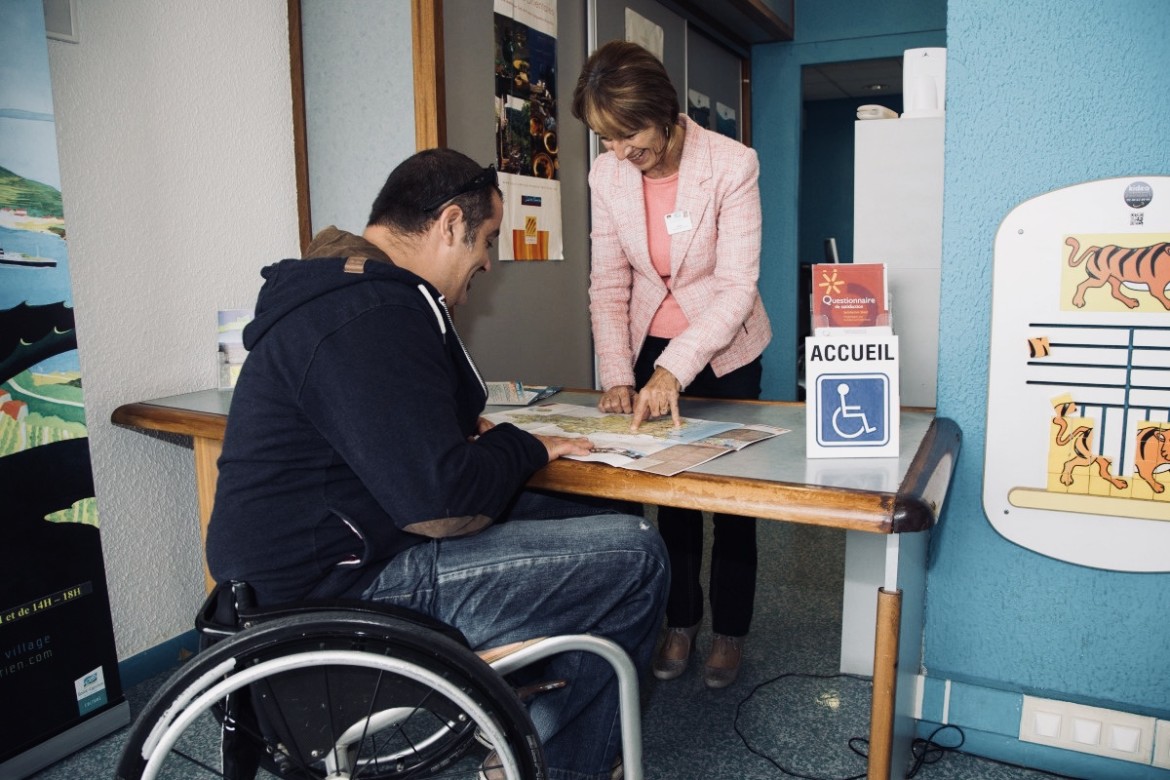 une personne en fauteuil en train d'être accueillie