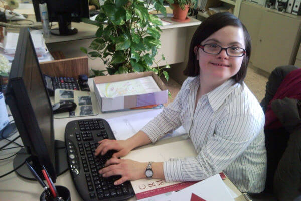 personne en situation de handicap mental à un bureau - autonomie