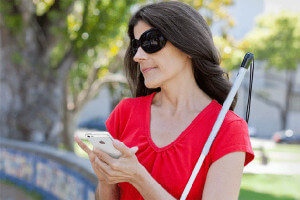 personne aveugle avec un smartphone