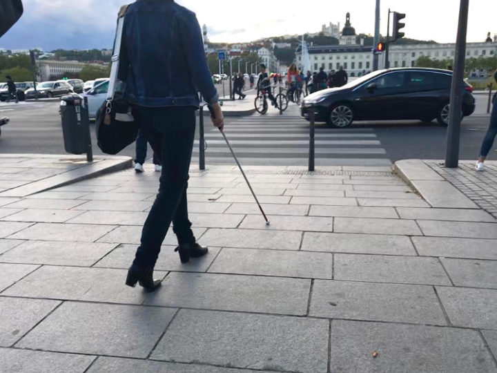 Comment font les personnes aveugles pour traverser la rue ?