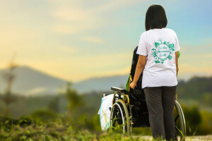 Une personne en fauteuil roulant avec une accompagnatrice