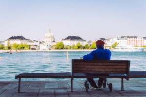 personne âgée banc fragile déplacement urbain