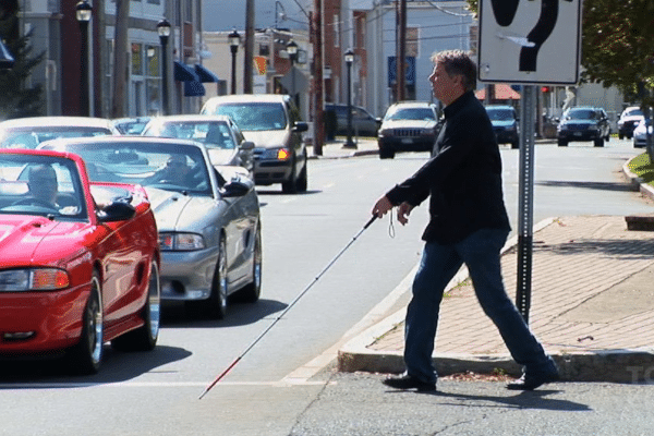 personne aveugle traverse rue accessibilité handicap