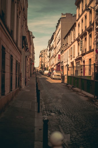 trottoir avec potelets et chantiers urbain sur le trottoir d'en face