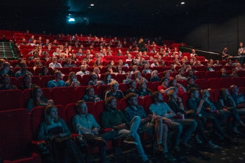 sous-titres au cinéma pour l'accessibilité des personnes sourdes et malentendantes