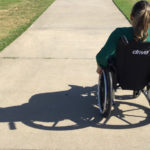Une femme en fauteuil roulant dans la rue