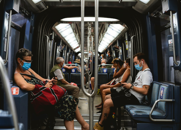 Des passagers masqués dans le métro parisien