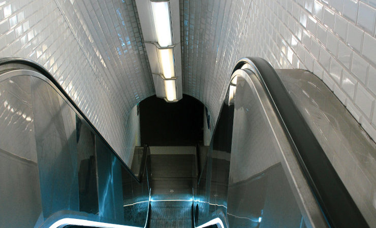 Escalator d'une station de métro à Paris