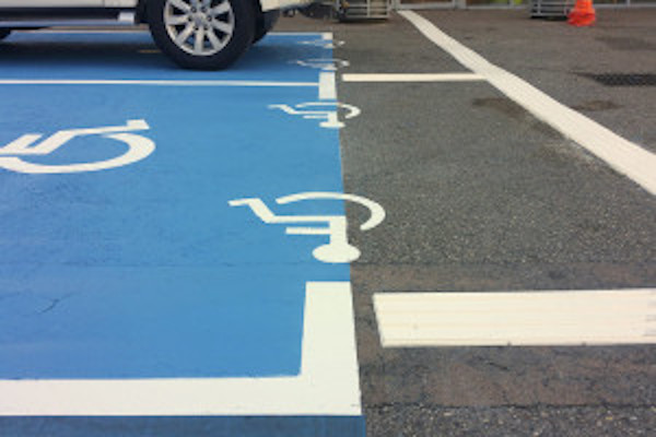 Place de parking PMR qui permet plus d'accessibilité