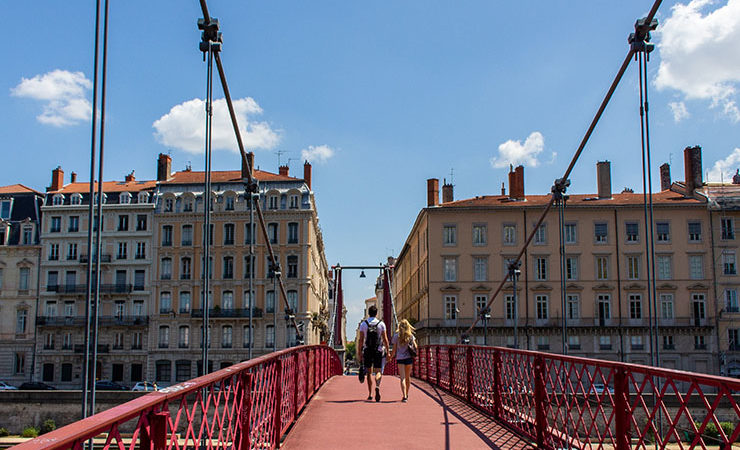 Un homme franchit une passerelle accessible à Lyon
