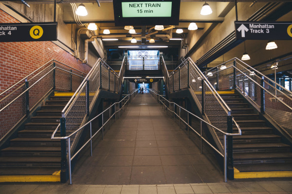 Des mains courantes et des escaliers sécurisés pour l'accessibilité dans une station du métro de New York