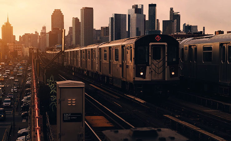 Un train du métro se dirige vers Manhattan
