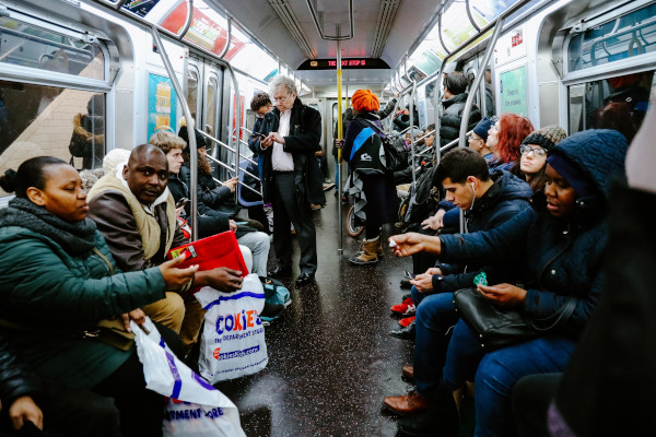 Des passagers dans un train du métro de New York