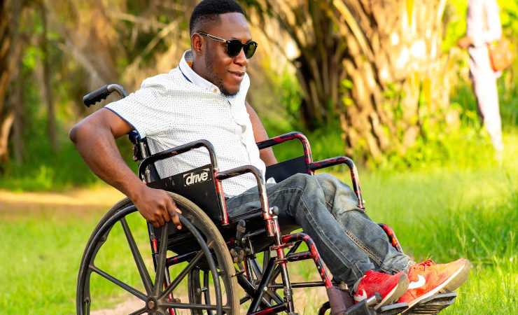 Un homme en fauteuil roulant à l'extérieur