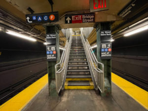 Escaliers du quai de la station de métro Jay Street qui teste Evelity comme expérience phygitale