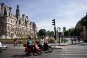 Deux scooters arrêtés à un passage piéton à Paris