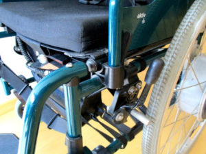 Gros plan sur une roue d'un fauteuil roulant
