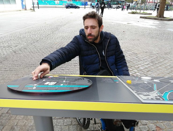 « Ma plus grande galère, c’est le trottoir de ma rue » –  Interview de Mathias Polin, utilisateur de fauteuil roulant