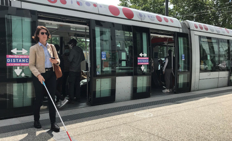 Voies de tram : comment les rendre accessibles et sûres pour les personnes déficientes visuelles ?
