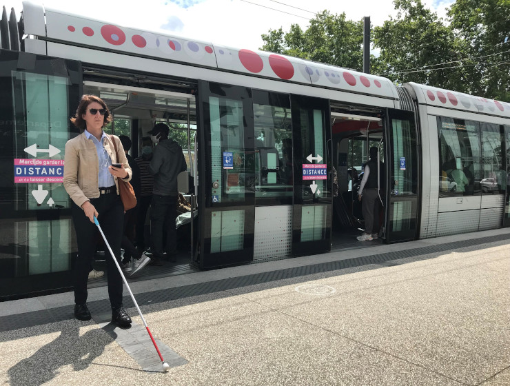 Voies de tram : comment les rendre accessibles et sûres pour les personnes déficientes visuelles ?