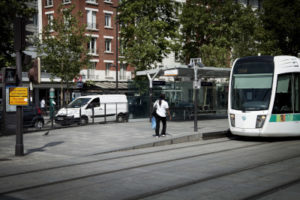 Des voies de tram à Paris où l'on voit une dénivellation au niveau de la traversée piétonne