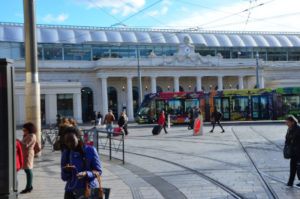 Plusieurs voies de tram se croisent à Montpellier avec de nombreux piétons qui les traversent