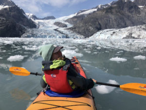 Maryline fait du kayak en Alaska